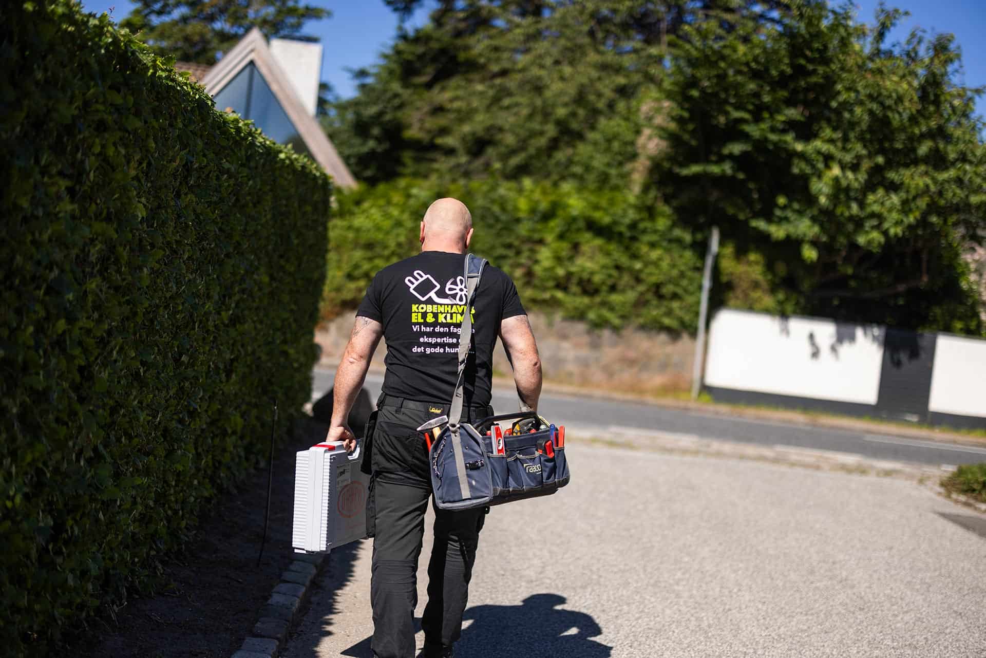Mand med værktøj